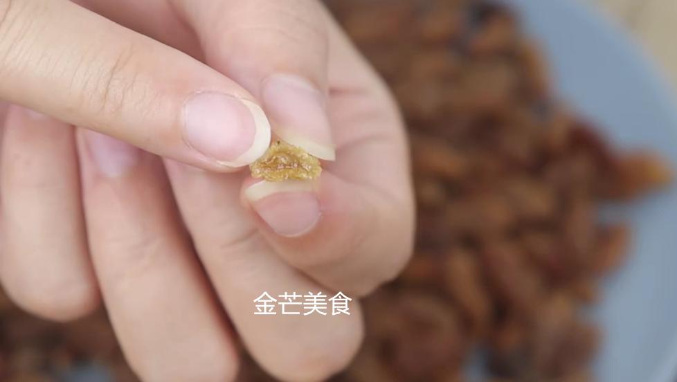 硫磺泡的葡萄干怎么识别,硫磺葡萄干和正常葡萄干的区别