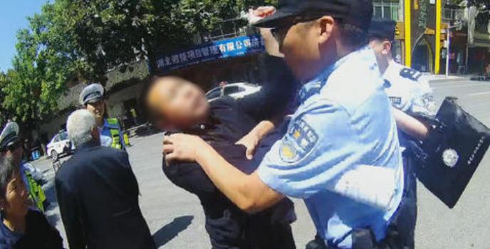 2021年警察打人怎么投诉？警察打人我还手了算*警袭**吗？