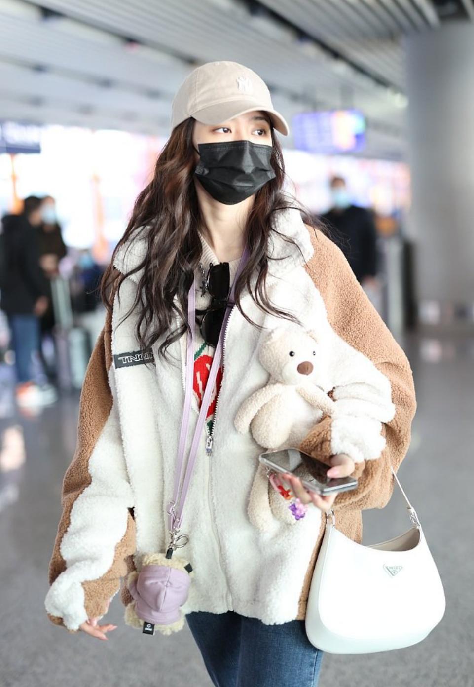 徐艺洋牛仔外套蓝色连衣裙,徐艺洋穿搭大衣外套