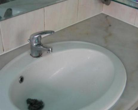 怎么快速铲除发霉玻璃胶,如何清除发霉玻璃胶的方法