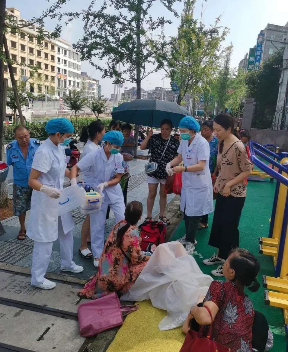 产妇路边分娩众人雨中搭产房,产妇路边分娩