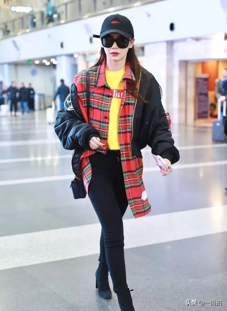 戚薇放大招了，竟穿了羽绒服和睡衣现身机场，混搭界的扛把子啊！