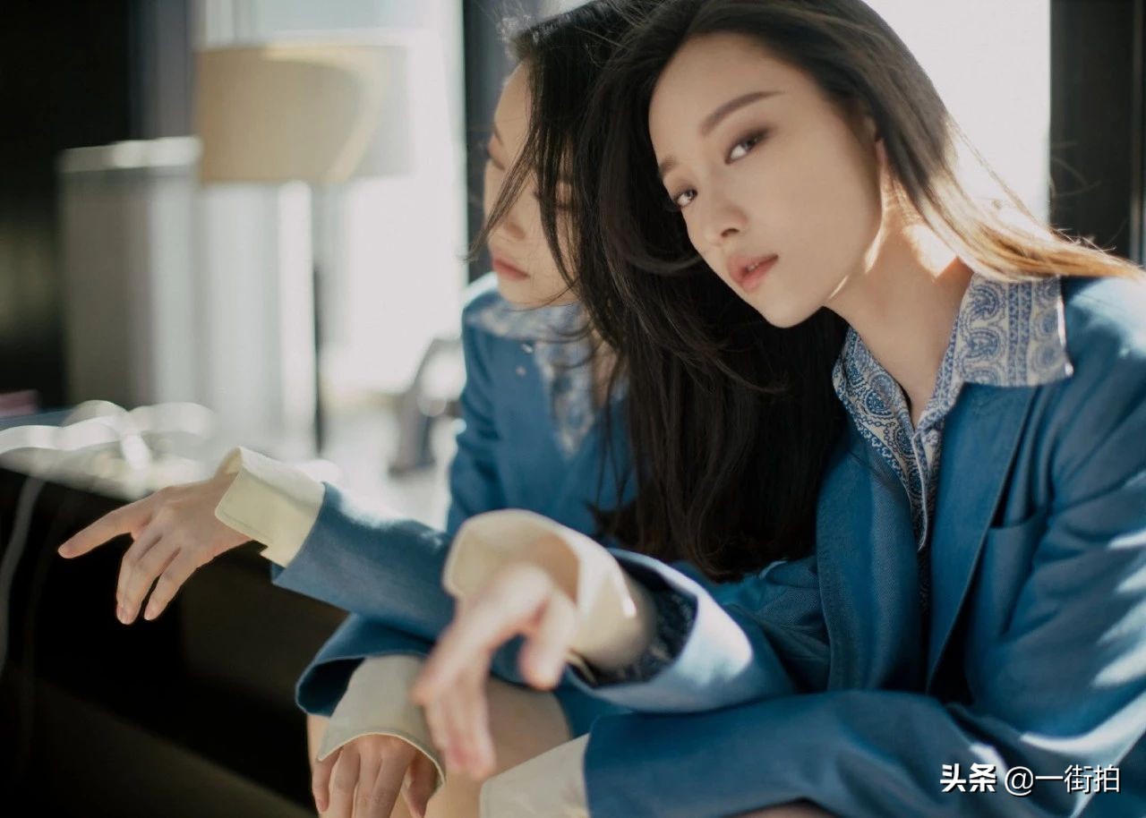 倪妮旅拍布袋垮裤好接地气,带货女王的魅力“眼神杀”无懈可击!