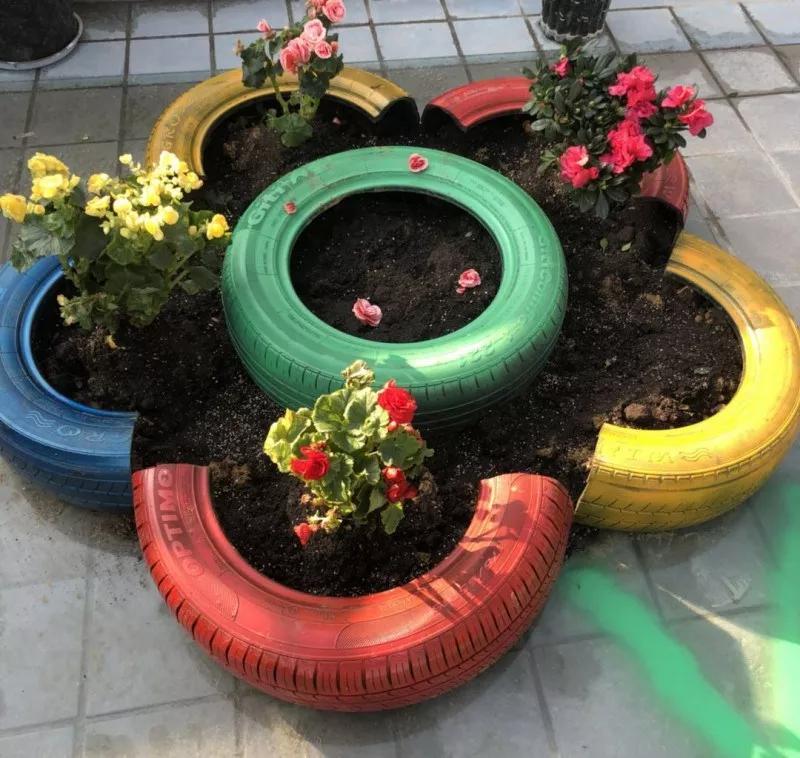 这些废品不要扔都是养花的宝贝,不要的洞洞鞋