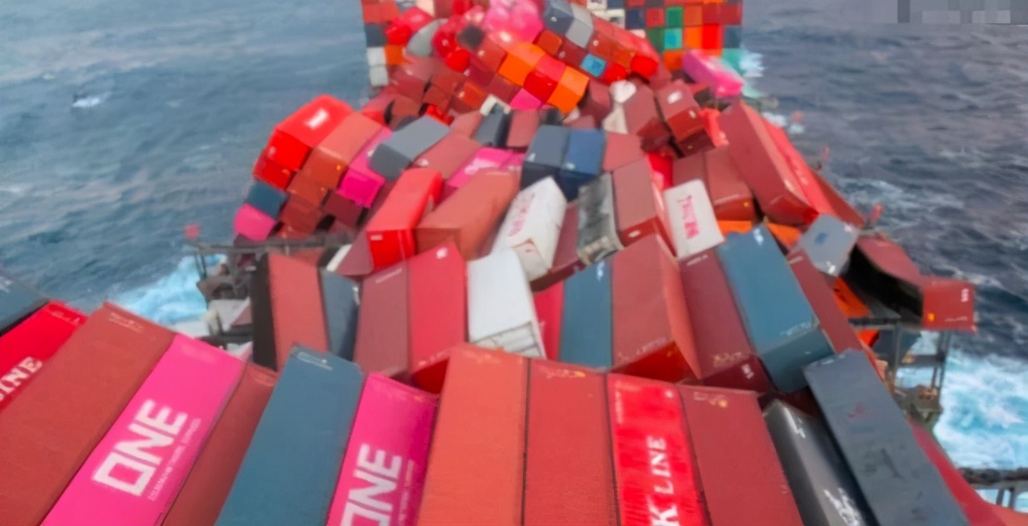 东倒西歪！ONEAPUS载着残存的集装箱，狼狈返航