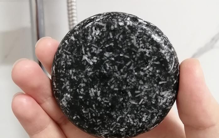 让头发蓬松的喷雾,用发卡让头发蓬松