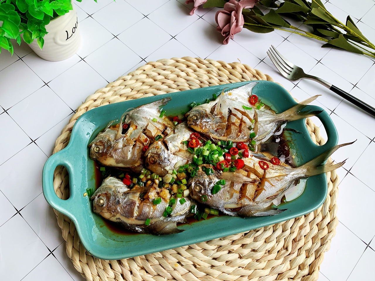 清蒸鲳鱼的做法最正宗的做法,清蒸鲳鱼是用鲜鲳鱼还是冻鲳鱼