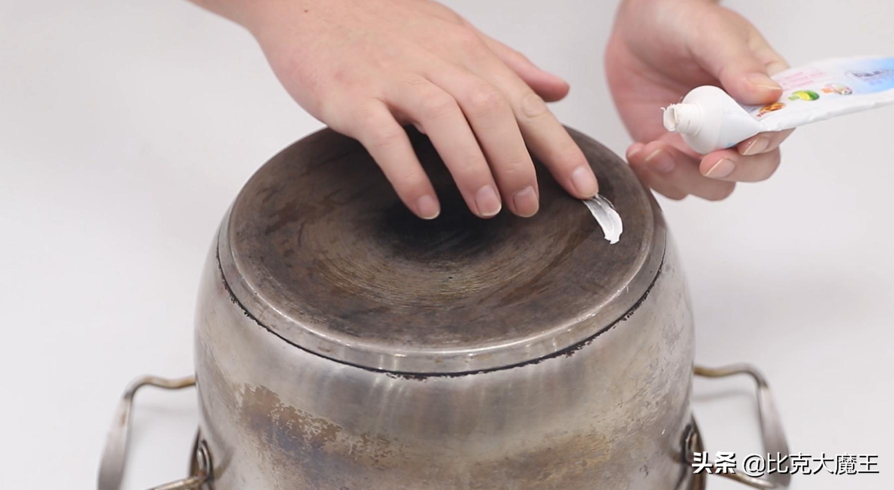 去除不锈钢锅底黑垢妙招,不锈钢锅底黑垢去除方法