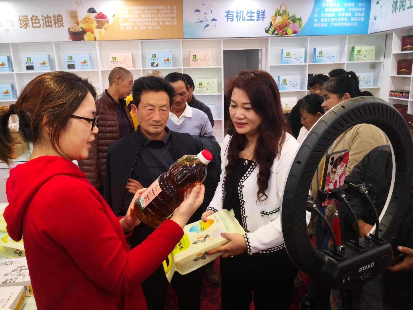 买5部手机注册5个微信号，常德女“村播”组团助农，滞销农产品成“网红”