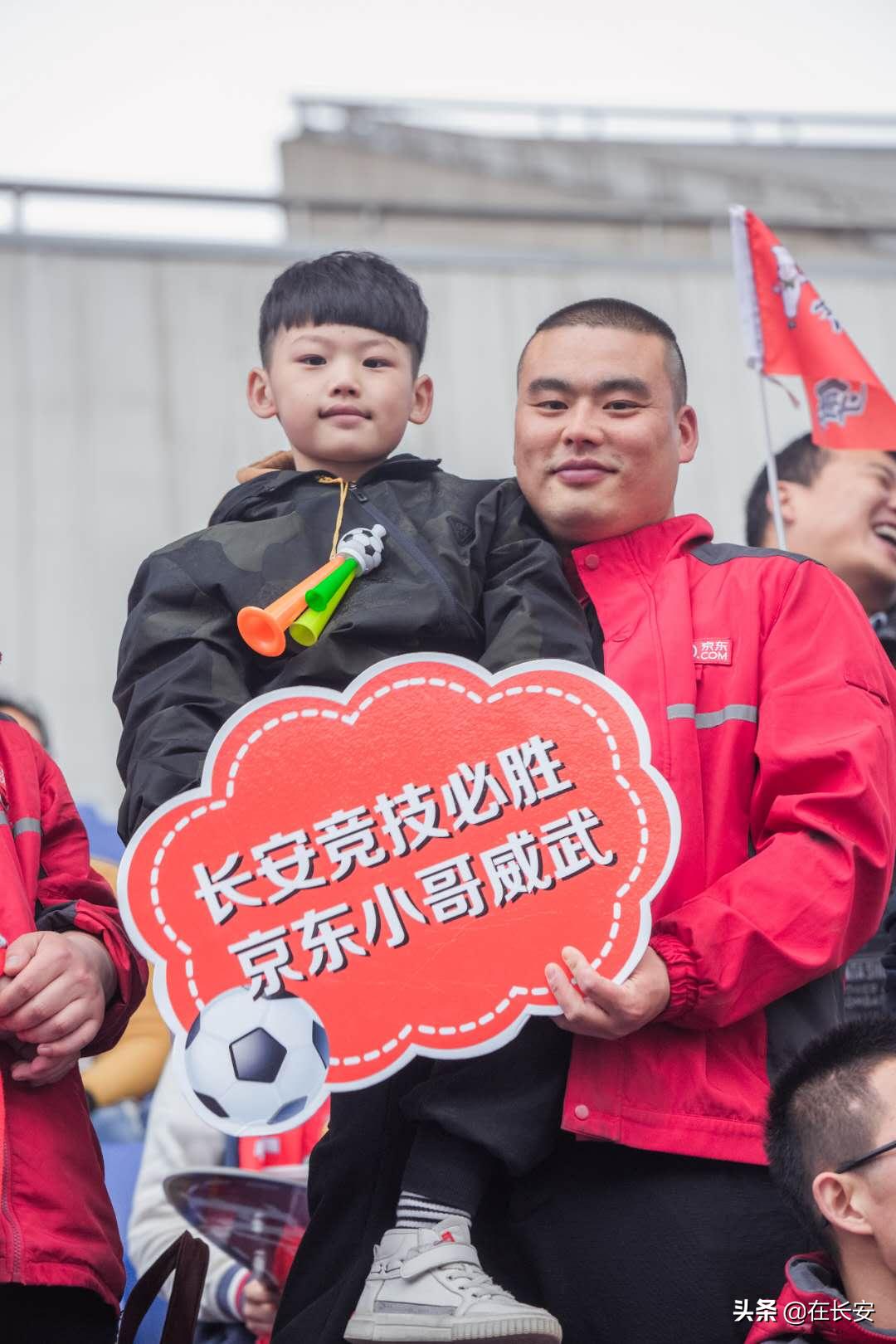 为一线员工“圆足球梦”，京东物流包专车跨城观战中甲球赛