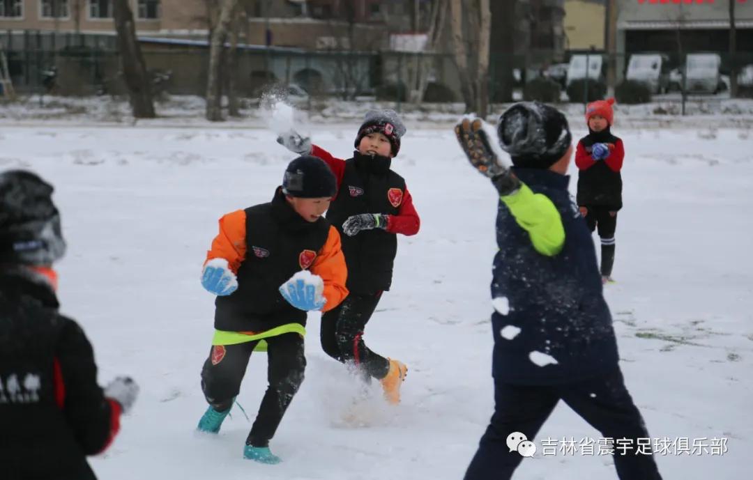雪地快乐踢球,冰天雪地足球