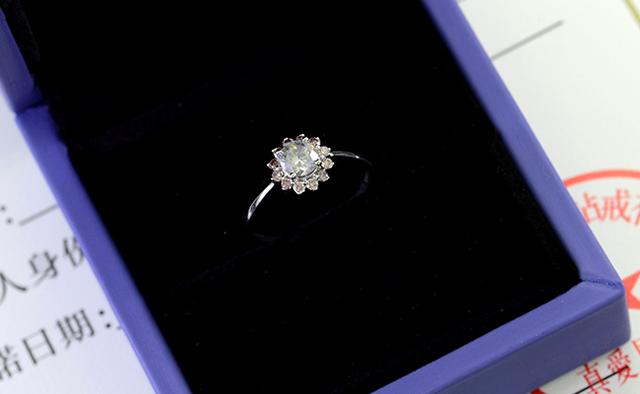 铂金钻戒好在哪为什么90后00后都选择铂金戒指求婚结婚