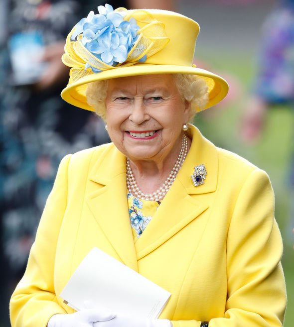 93岁英国女王穿驼色大衣,93岁英国女王穿休闲装