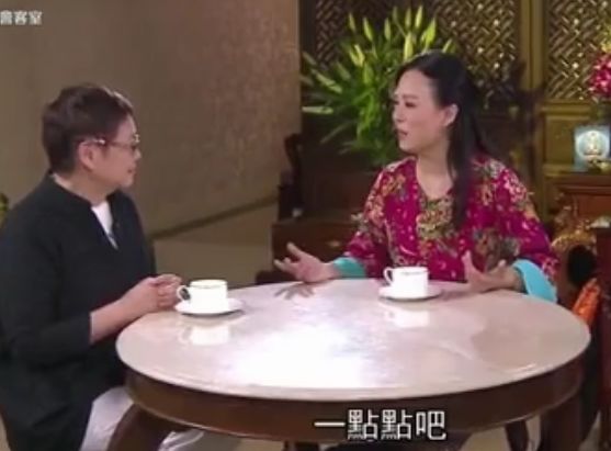 她爱上大30岁的富豪,爆红息影,容忍丈夫出轨,发誓孤独一人