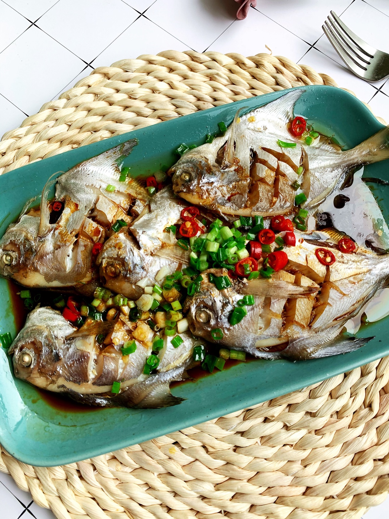 清蒸鲳鱼的做法最正宗的做法,清蒸鲳鱼是用鲜鲳鱼还是冻鲳鱼