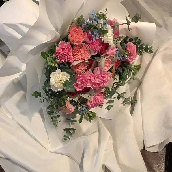 母亲节为什么要送女朋友礼物,母亲节送什么颜色的康乃馨