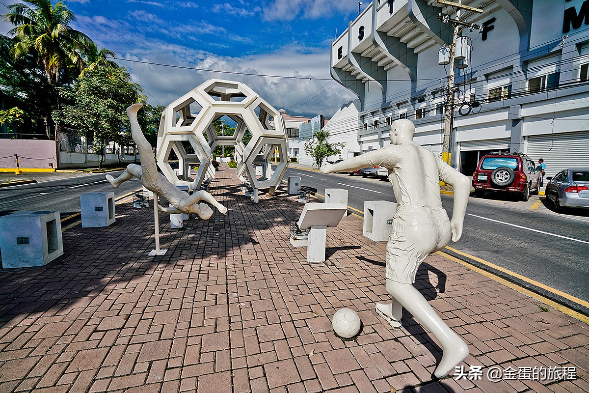 这里的肯德基加装防暴钢窗，保安用AK-47看店，此时此刻就在美洲