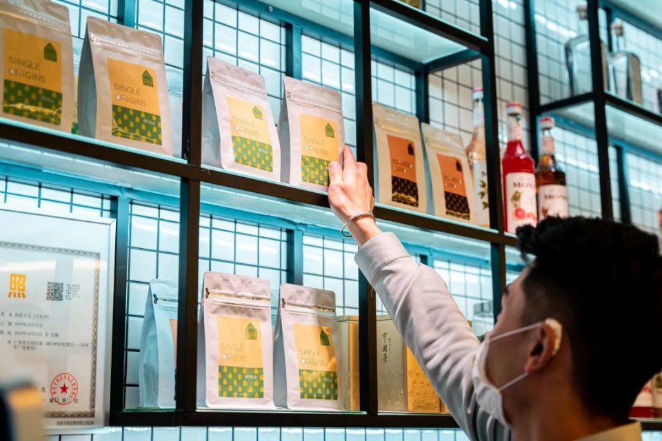 体育西「咖啡研究所」，竟对老广的菠萝啤下手了