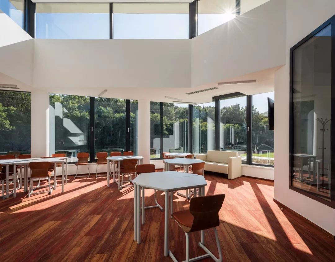 设计一所新学校的平面图,圆形学校logo怎么制作