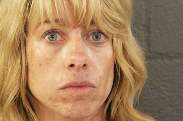 美国一女教师性侵17岁女学生被捕,美国49岁女教师侵害学生