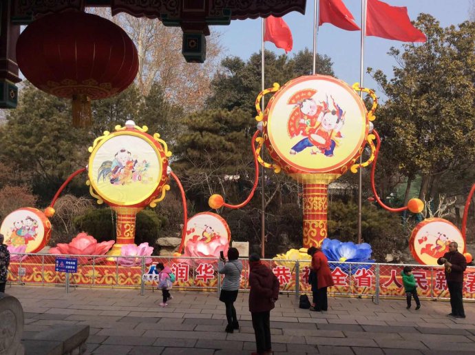 济南趵突泉花灯展几日开展,济南趵突泉花灯会开灯前人气满满