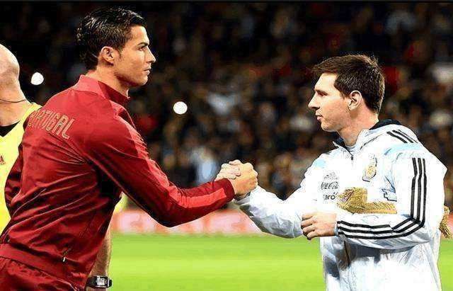 踢足球射门总是打偏怎么办,踢足球过人老是当边