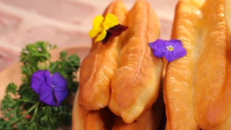 怎么在家炸油条才能不硬,当天快速炸油条最简单方法