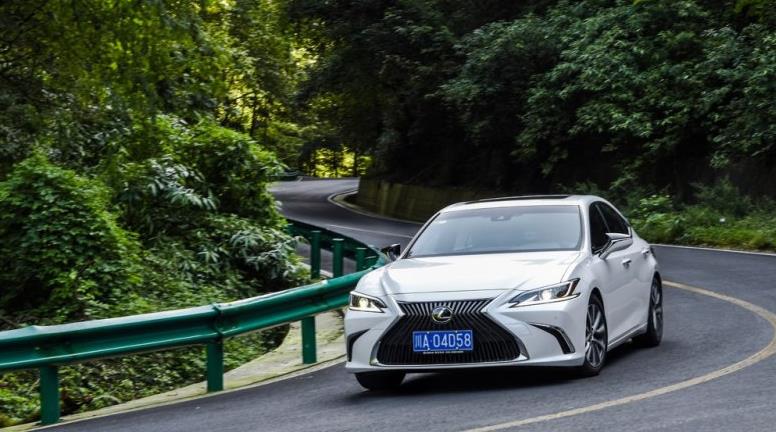 29万“低配”的雷克萨斯ES200值吗？车主开半年后，一肚子话要说