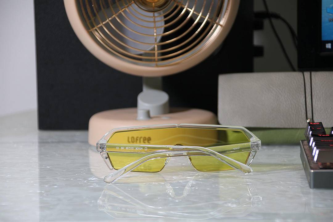 不仅解决开车人士长期困扰，它还能日夜两样感光变色