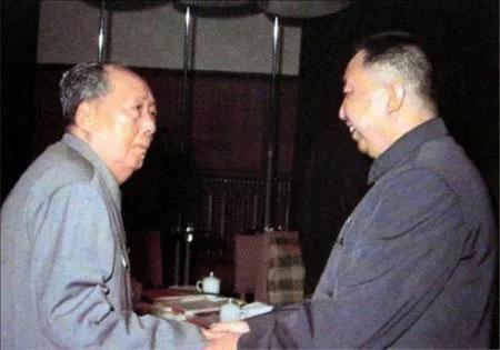 22个版本毛主席和*国锋华**同志在一起的画作,历史瞬间,永恒记忆