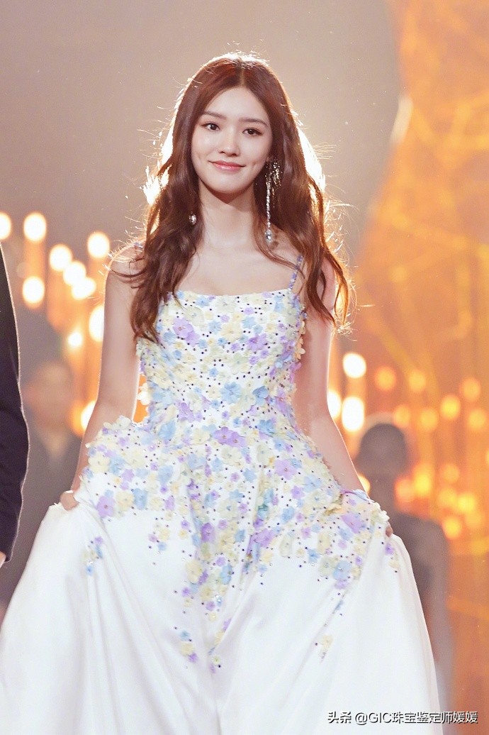 林允现身烈焰红唇,林允惊喜现身