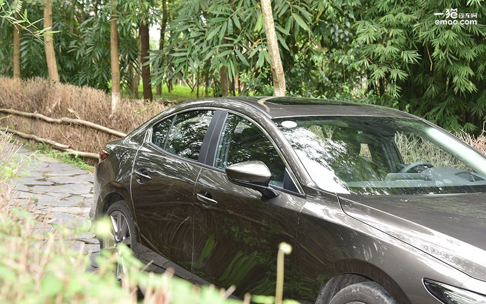 2021马自达3昂克赛拉2.0家用油耗,马自达3昂克赛拉1.5和2.0哪个更好