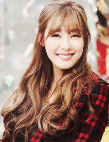 今年流行的简约风穿搭,简约时尚格子衣