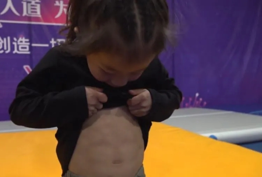 6岁小女孩空翻练出8块腹肌,7岁女孩练就8块腹肌侧手翻后空翻