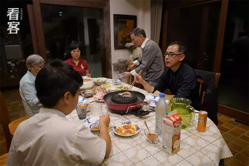 为了娃上学搬到城里,为了孩子全家去泰国读书