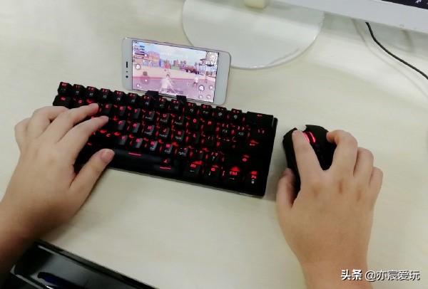 刺激战场外设：蓝牙手柄已经烂大街，能用图五吃鸡的玩家不简单！