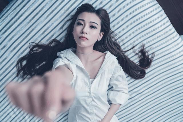 小妹妹长痘痘怎么回事,换季痒长痘痘是什么原因