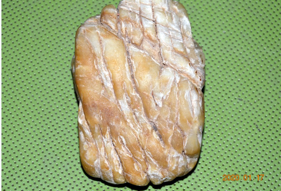 乌鸦皮黄蜡石,难得一见的黄蜡石