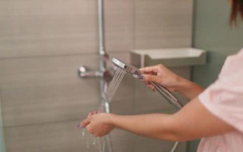 洗澡时搓出来的白色的东西是什么,洗澡时搓掉的黑点是什么