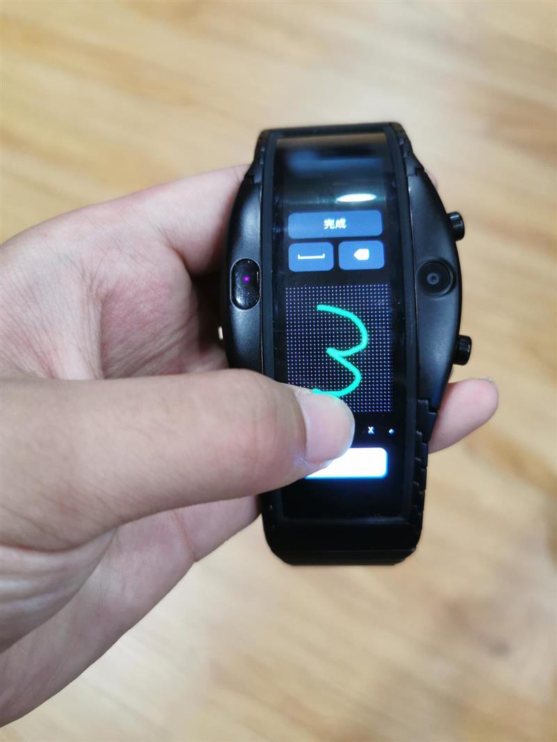 厉害啦！折叠屏努比亚腕机阿尔法评测：钢铁侠的技能被它实现