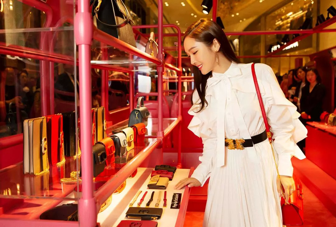 我抓住了一位资深柜员，道出了如何让你掏钱买包的秘密