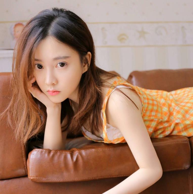 CC出了个小靓颖，对方会唱多种语言歌曲，身高碾压冯提莫