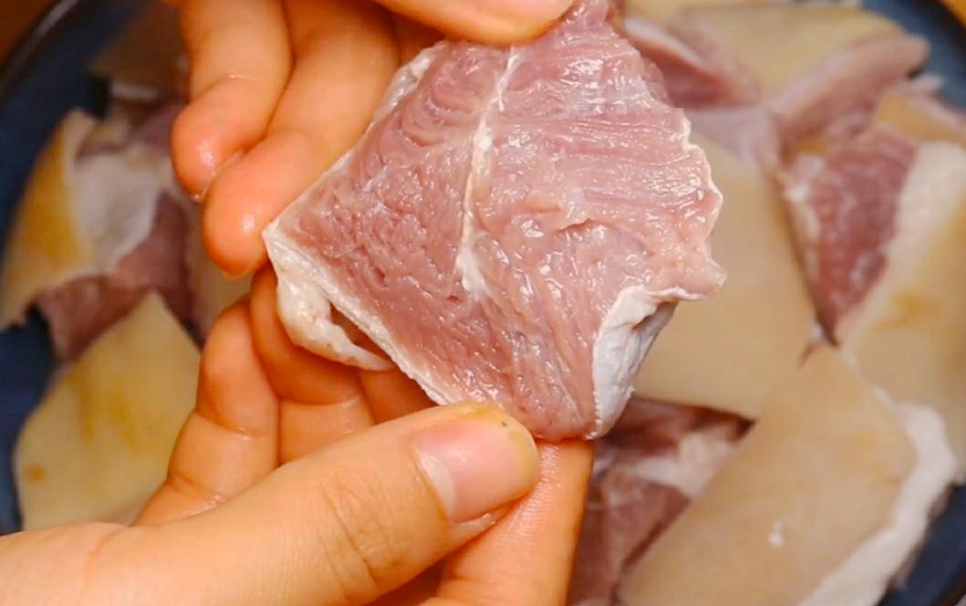 羊肉要怎样洗才没膻味又好吃,焯水羊肉的正确方法