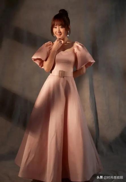 杨钰莹穿蕾丝连衣裙披薄纱,杨钰莹穿长裙的穿搭