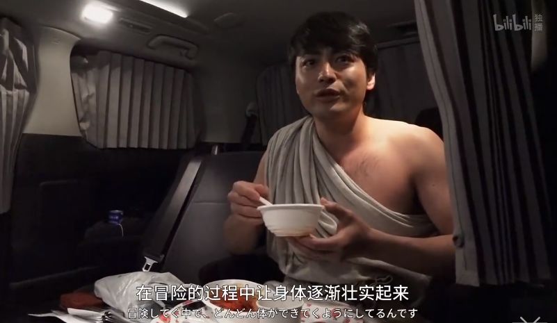 他拍沙雕广告、演AV导演,却是玩家公认的好演员|游戏人物传