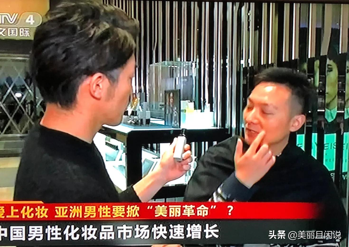 李佳琦高晓松口红直播,高晓松为李佳琦涂口红