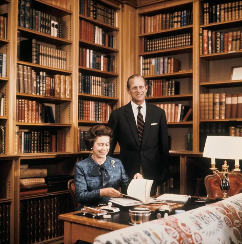 当王室成员打开大门在家里拍照时,我们才终可以一睹他们的豪宅