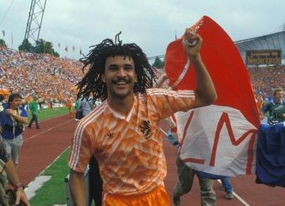 梅西夺冠历史地位超马拉多纳,足坛最伟大的10号马拉多纳