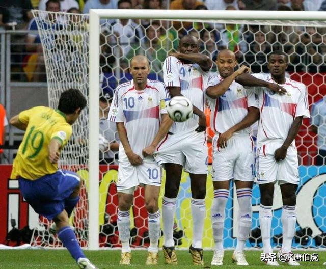 足坛历史上公认最强力的中场球员,足坛失误多的中场球员