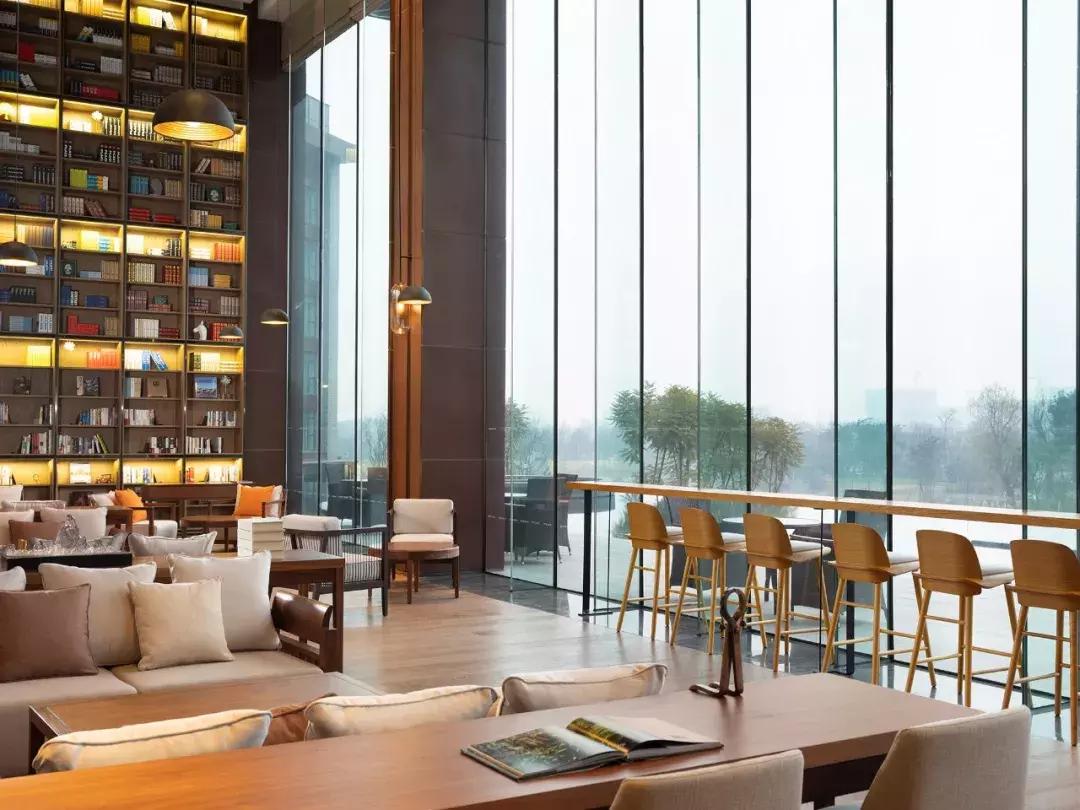 躺酒店床上看风景,躺在星级酒店房间床上看电视